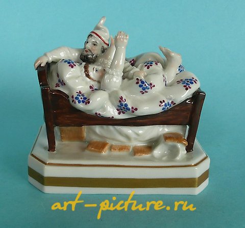 维也纳皇家瓷器, 饰品：一件维也纳皇家饰品，描绘了一个男人被踢出去的场景...