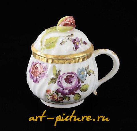 维也纳皇家瓷器, 皇家维也纳带盖茶杯Sahleplik，凹状，手绘...