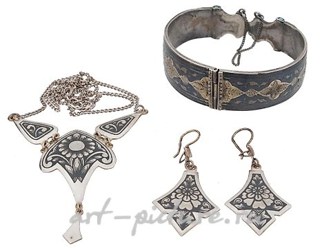 俄罗斯银, 带有花卉尼罗装饰的银饰套装