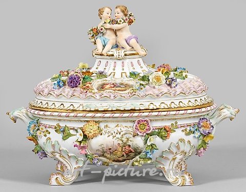 华丽的梅森带盖陶瓷盖碗，绘有瓦特奥场景。