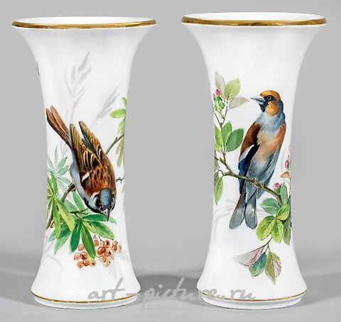 A pair of slender vases adorned with bird motifs.