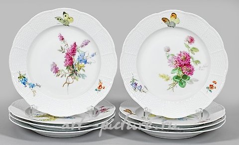 An exquisite quarter plate adorned with floral decoration.