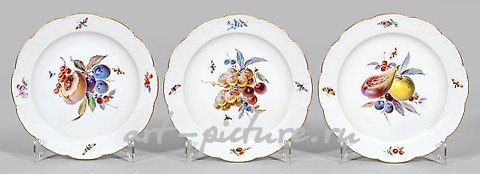 Three decorative plates with fruit decoration.