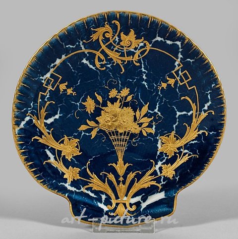 Rare seashell with relief gold decoration.