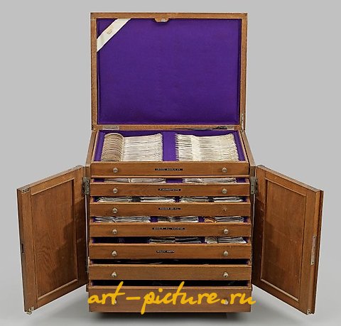 一套可供24人使用的丰富餐具。