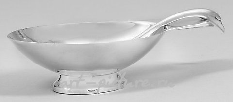 以装饰艺术风格的汤碗和勺子为特色的酱汁碟