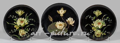 Three wall plates with water lilies and forget-me-not decoration.