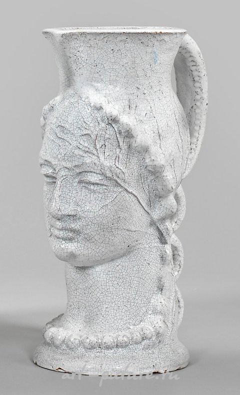 Great, figurative pitcher in the form of a woman's head by