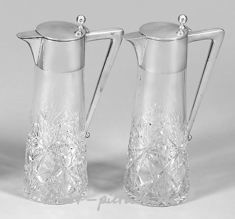 一对经典优雅的酒壶