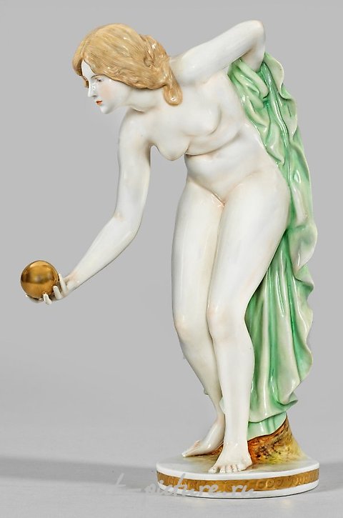 The term "Kugelspielerin" in German translates to "female ball player" in English.