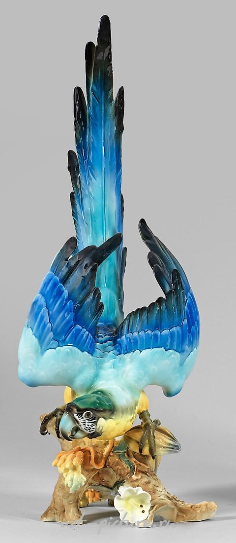 Lot 592: Grand Papagei

In this magnificent piece, we are presented with a grand Papagei, or parrot, captured in all its splendor. The artist skillfully portrays the vibrant colors and intricate details of this majestic creature. The Papagei is depic