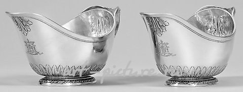 一对高品质、优雅的帝国风格的酱舀