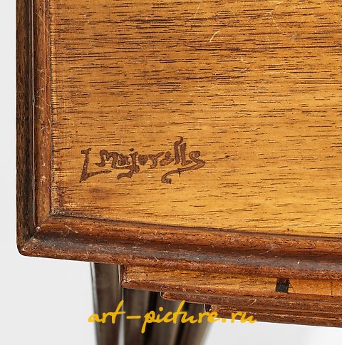 签名的艺术风格桌子，由路易斯·马约雷尔制作。