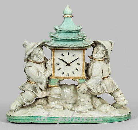 一幅装饰艺术风格的桌面钟，上面有两个中国人。