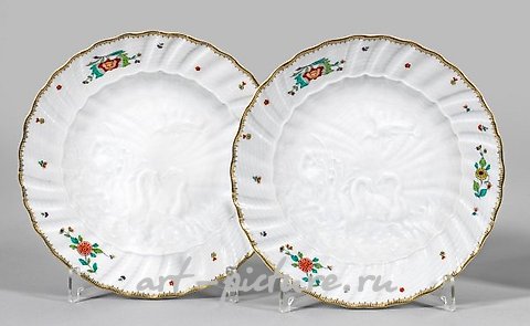 A pair of dining plates with Swan service decoration.