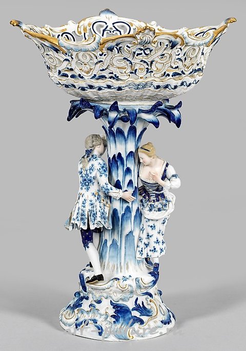 大型花卉摆设与园丁夫妇