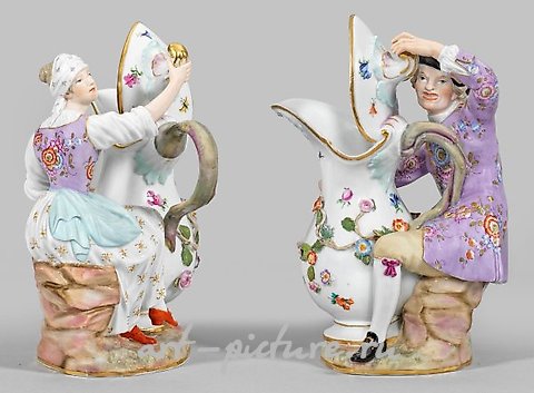 一对农民形象，手持水罐作为桌面装饰。