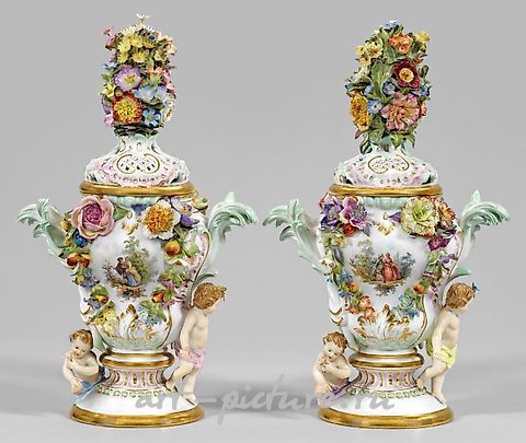 一对杂瓷花瓶，装饰着小天使和瓦特奥风景画。