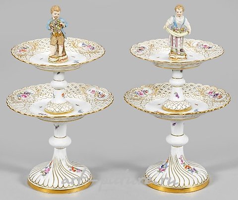 一对带有花卉装饰的桌面摆件