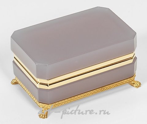 Art Déco-Dose

This exquisite objet d'art, known as an Art Déco-Dose, is a testament to the elegance and sophistication of the Art Déco movement. Crafted with meticulous attention to detail, this small container encapsulates the essence of the era.

