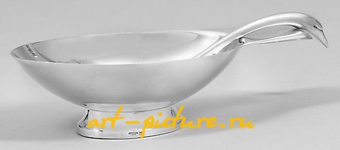 Sauciere mit Löffel im Art Déco-Stil translates to:

"Sauce boat with spoon in the Art Déco style."