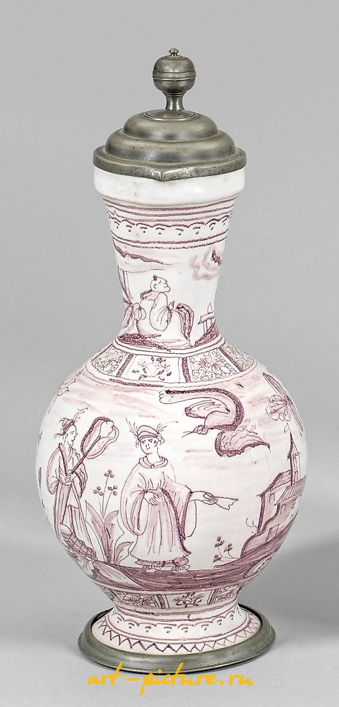 Eng Halskanne mit Chinoiserien translates to "Narrow-necked jug with Chinoiserie" in English.