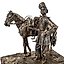 精确的雕塑，具有良好的解剖和比例，描绘了士兵和马。
