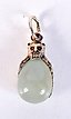 A SILVER GILT JADE BIRD HEAD PENDANT. 5.4 grams. 3 cm x 1.25...