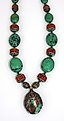 珊瑚、孔雀石、碧玺和银制成的项链