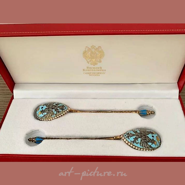 The translation of "Серебряные ложки" into English is "Silver spoons."