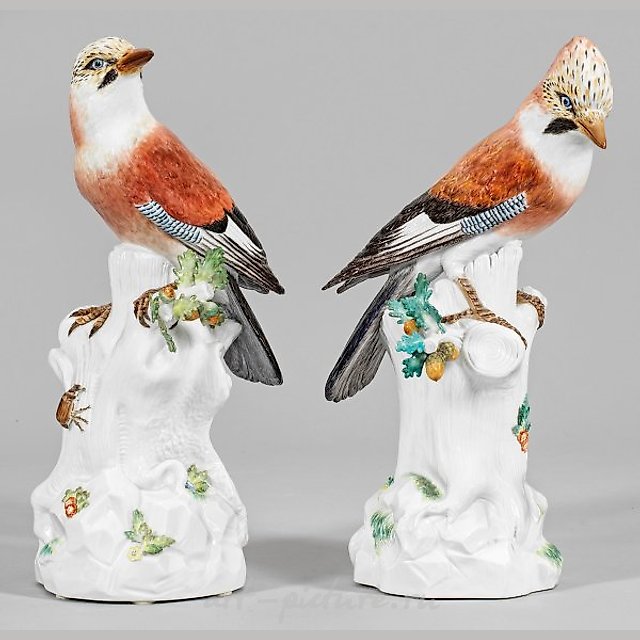 A couple of large figures of the Eurasian jay