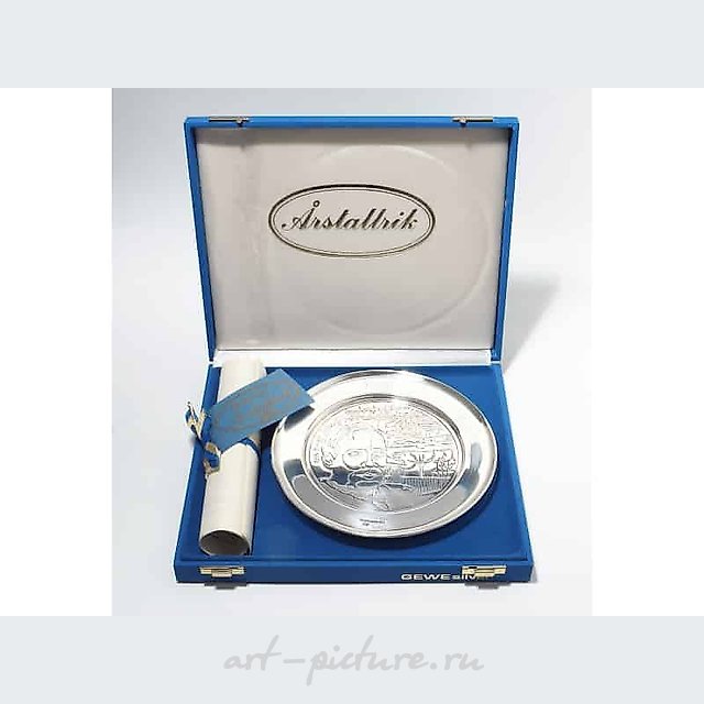 Collectible silver plate featuring a portrait of the Swedish poet and writer Birger Sjöberg. Sweden, Malmö, workshop GEWE SILVERVARUFABRIKEN AB, 1976.