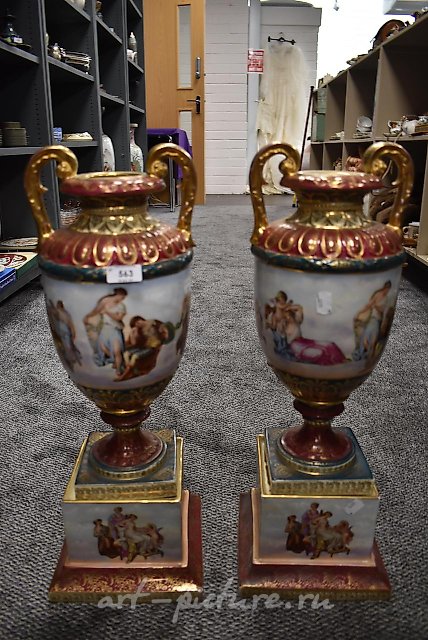 Впечатляющие урны с позолоченным декором от Royal Vienna