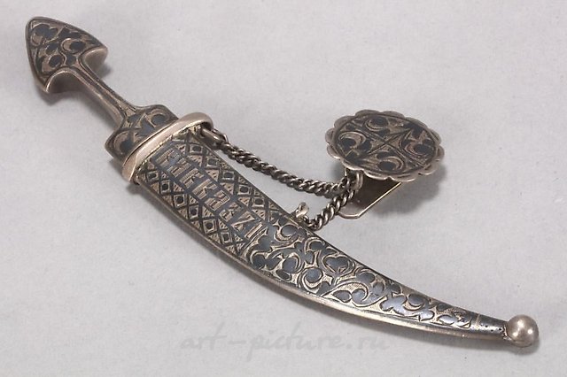 Серебряная брошь с кавказским кинжалом.