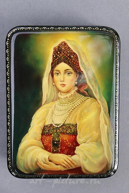 Красавица русская (боярыня) на лаковой миниатюре Федоскино