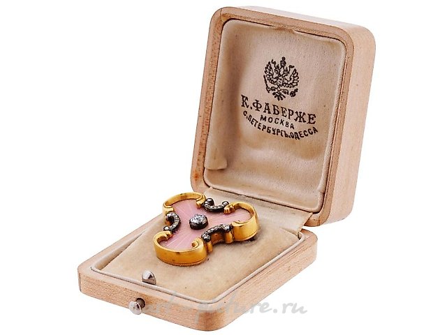 俄罗斯制造的法贝热金色珐琅和钻石胸针，附有原装盒子。