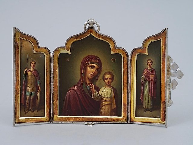 Русская православная икона в трехстворчатом золоченом серебре, XIX век.