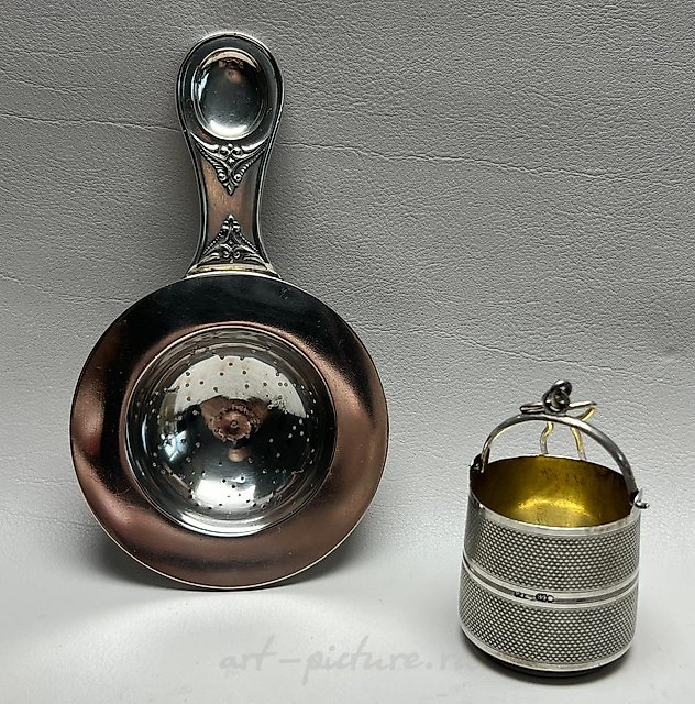 两个大陆银茶过滤器，重量为3.3特洛伊盎司。