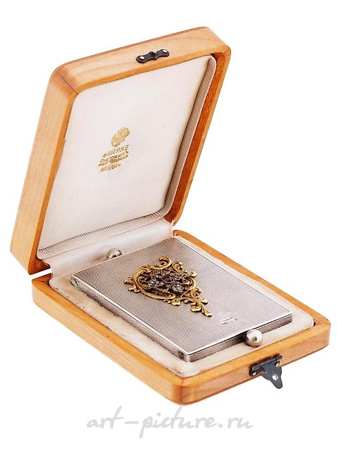 古董俄罗斯银茶盒，上面有雕刻。