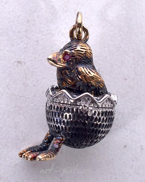 A RUSSIAN SILVER AND ENAMEL EGG PENDANT. 7.6 grams. 2 cm x 1...