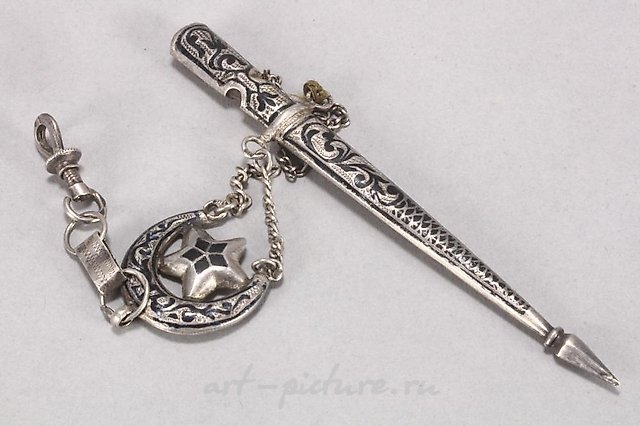 Серебряная и ниелловая брошь с кавказским кинжалом.