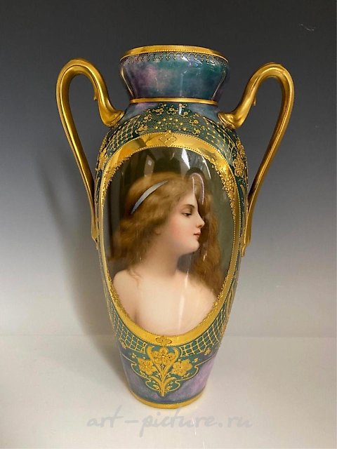 Ваза Роял Вена, 1900 год, высота 13 дюймов, хорошее состояние. Оценка: 2.000-3.000 долларов.