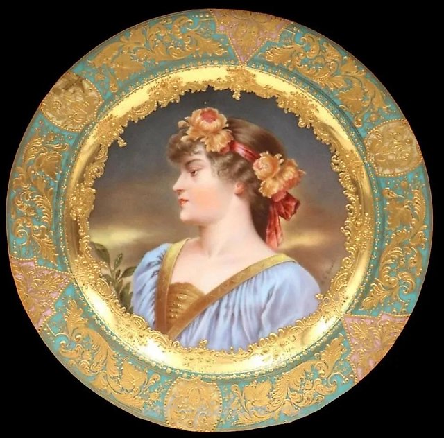 Фарфоровая тарелка "Королевской Вены" с портретом, 1900 год. Оценка: $1,200-1,500.
