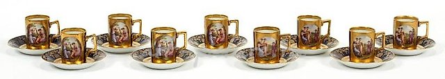 Фарфоровые чашки для кофе с аллегорическими фигурами и золотым обрамлением