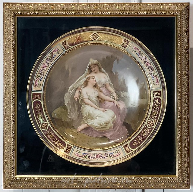 Тарелка с изображением двух богинь из Royal Vienna