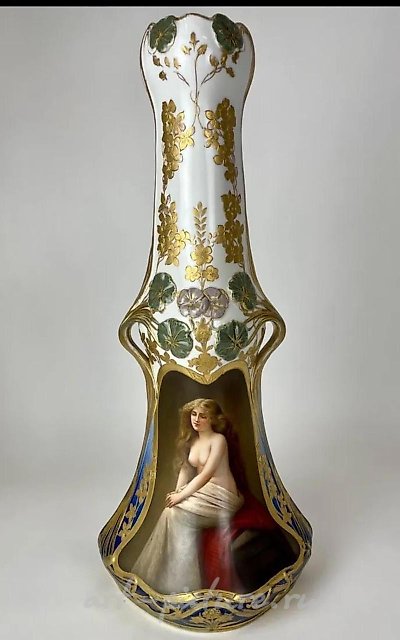 Фарфоровая ваза с портретом от Royal Vienna, 1900 год, с ремонтом. Оценка: $20000-30000.