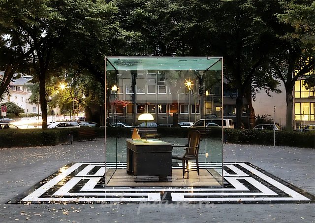 Памятник Теодору В. Адорно, 2003. Theodor-Adorno-Platz, Франкфурт-на-Майне