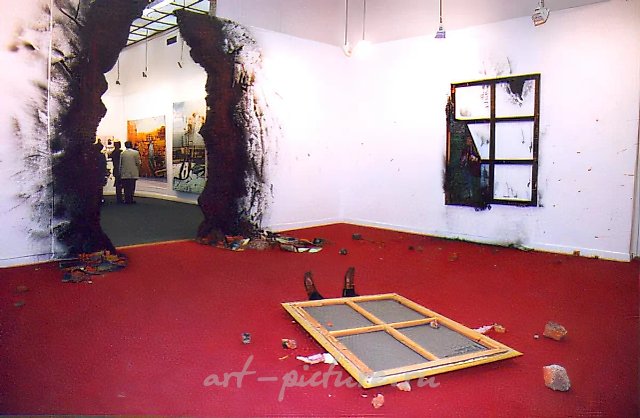 Художник, погибший от взрыва накануне вернисажа, 2004, тотальная инсталляция