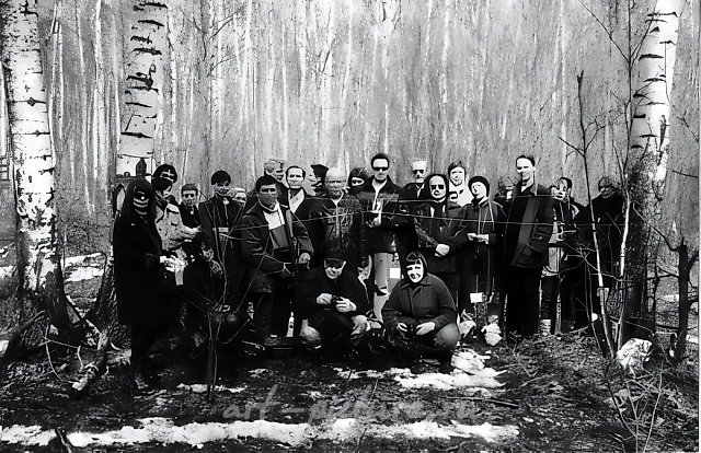 ЛОЗУНГ-2003, 2003. На опушке леса, среди деревьев, был повешен портрет Хайдеггера в рамке. Портрет был под стеклом и имел размер 6,5x9 см