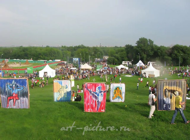 Афера Арт-веретево Веретево, 2008, живопись на матрасе. Вид инсталляции из Арт-веретево, Веретево, Подмосковье